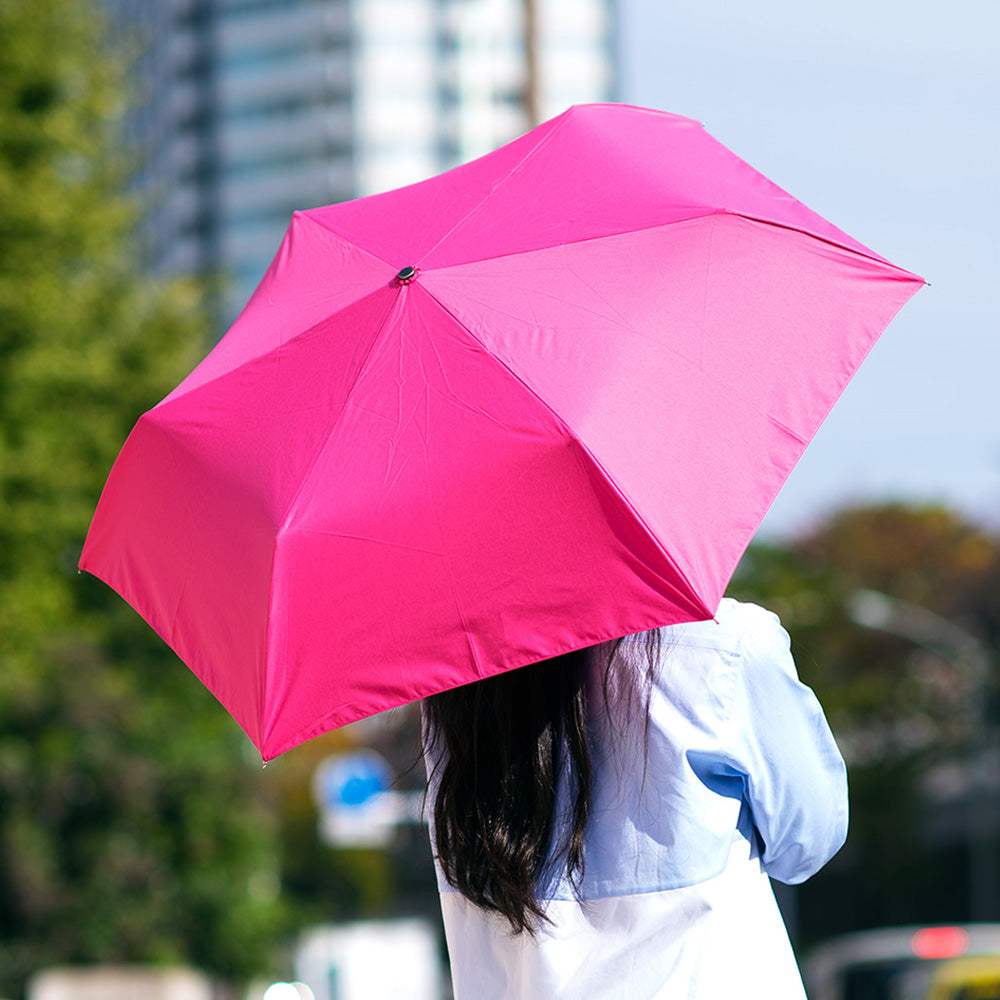 コンパクトなのに、雨にも風にも負けない超撥水生地の晴雨兼用傘